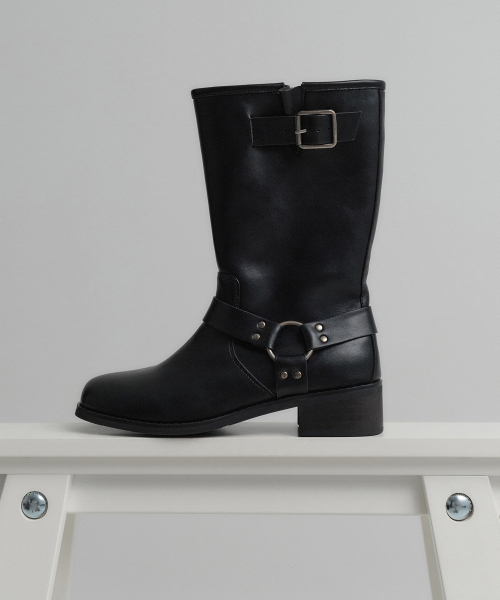 バックル付きブラックブーツ Brett ブレット バックルカーフブーツ - ブラックテクスチャード