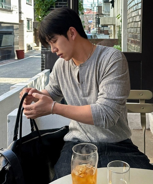 NOWLE(ノウル)の「【NOWLE】ワッフル テクスチャー ヘンリーネック 長袖Tシャツ(Tシャツ/カットソー・メンズ・ブラック/ホワイト/グレー・X-LARGE/MEDIUM/LARGE/SMALL)」の3枚目の写真