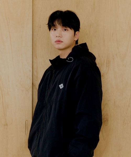 ALAND（エーランド）の「【UNISEX】ALAND／ウインドブレーカージャケット（ナイロンジャケット・レディース・ブラック/チャコール・MEDIUM/LARGE）」の4枚目の写真