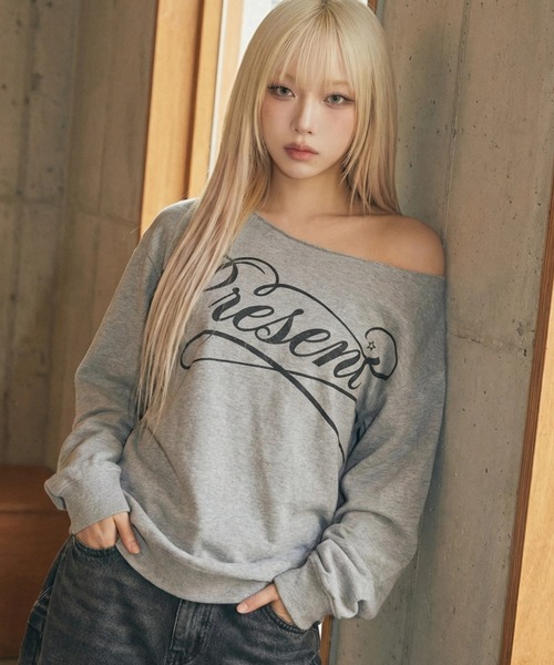 MAHAGRID(マハグリッド)の「『mahagrid/マハグリッド』 STRIPE PRESENT ONE SHOULDER LS TEE/プレゼント ロゴ ワンショルダー長袖Tシャツ(Tシャツ/カットソー・レディース・グレー/チャコールグレー・FREE)」の1枚目の写真