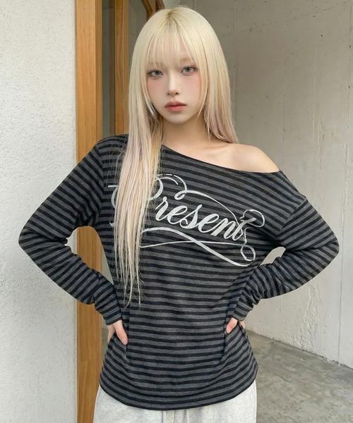 MAHAGRID(マハグリッド)の「『mahagrid/マハグリッド』 STRIPE PRESENT ONE SHOULDER LS TEE/プレゼント ロゴ ワンショルダー長袖Tシャツ(Tシャツ/カットソー・レディース・グレー/チャコールグレー・FREE)」の2枚目の写真