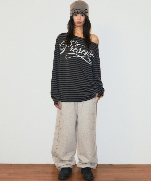 MAHAGRID(マハグリッド)の「『mahagrid/マハグリッド』 STRIPE PRESENT ONE SHOULDER LS TEE/プレゼント ロゴ ワンショルダー長袖Tシャツ(Tシャツ/カットソー・レディース・グレー/チャコールグレー・FREE)」の22枚目の写真