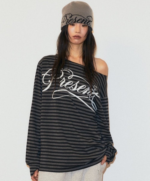 MAHAGRID(マハグリッド)の「『mahagrid/マハグリッド』 STRIPE PRESENT ONE SHOULDER LS TEE/プレゼント ロゴ ワンショルダー長袖Tシャツ(Tシャツ/カットソー・レディース・グレー/チャコールグレー・FREE)」の18枚目の写真