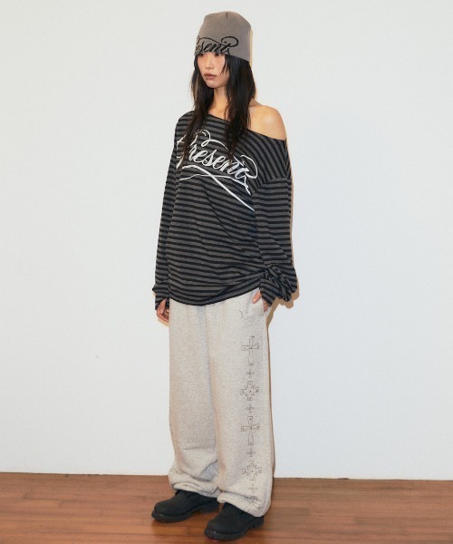 MAHAGRID(マハグリッド)の「『mahagrid/マハグリッド』 STRIPE PRESENT ONE SHOULDER LS TEE/プレゼント ロゴ ワンショルダー長袖Tシャツ(Tシャツ/カットソー・レディース・グレー/チャコールグレー・FREE)」の21枚目の写真