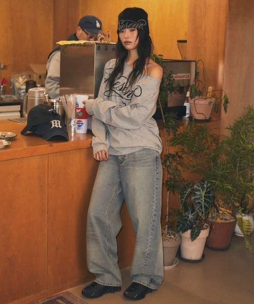 MAHAGRID(マハグリッド)の「『mahagrid/マハグリッド』 STRIPE PRESENT ONE SHOULDER LS TEE/プレゼント ロゴ ワンショルダー長袖Tシャツ(Tシャツ/カットソー・レディース・グレー/チャコールグレー・FREE)」の4枚目の写真