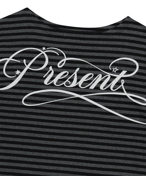 MAHAGRID(マハグリッド)の「『mahagrid/マハグリッド』 STRIPE PRESENT ONE SHOULDER LS TEE/プレゼント ロゴ ワンショルダー長袖Tシャツ(Tシャツ/カットソー・レディース・グレー/チャコールグレー・FREE)」の8枚目の写真