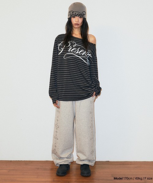 MAHAGRID(マハグリッド)の「『mahagrid/マハグリッド』 STRIPE PRESENT ONE SHOULDER LS TEE/プレゼント ロゴ ワンショルダー長袖Tシャツ(Tシャツ/カットソー・レディース・グレー/チャコールグレー・FREE)」の20枚目の写真