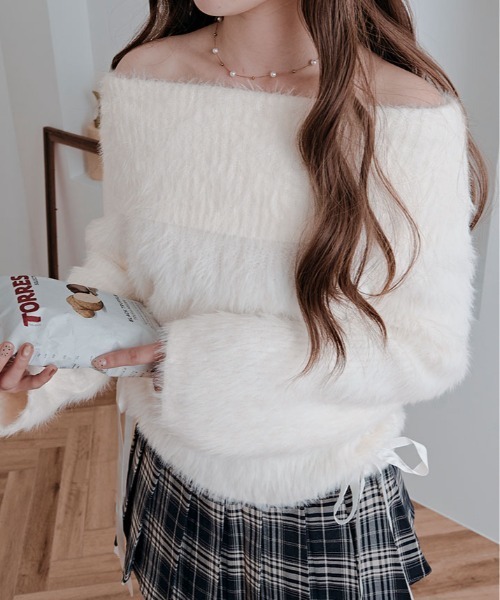 kirakiraShop(キラキラショップ)の「シャギー オフショルダー リボン ニット トップス(ニット/セーター・レディース・ブラック/チャコール/ホワイト/ピンク・FREE)」の5枚目の写真