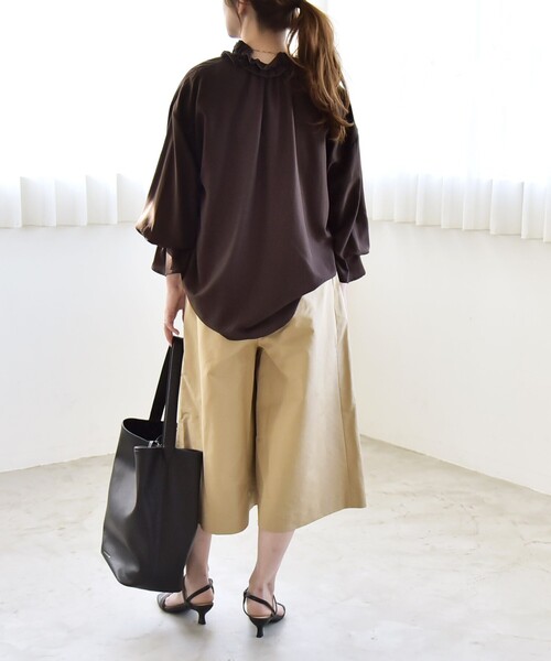 バックリボンギャザースリーブブラウス quaranciel:〈洗濯機可能〉フリルカラー リボン ギャザースリーブ