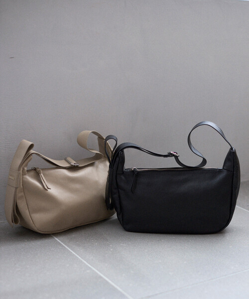Firsthand(ファーストハンド)の「Firsthand/ファーストハンド レザー ハーフムーン ショルダーバッグ / 牛革 / 撥水レザー(ショルダーバッグ・レディース・ベージュ/ブラック・FREE)」の3枚目の写真
