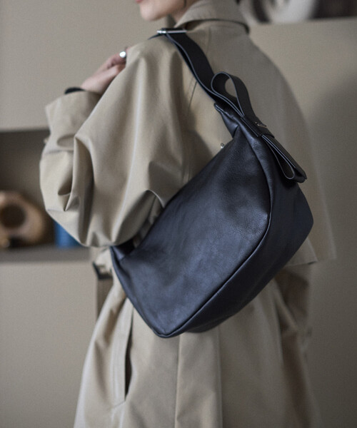 Firsthand(ファーストハンド)の「Firsthand/ファーストハンド レザー ハーフムーン ショルダーバッグ / 牛革 / 撥水レザー(ショルダーバッグ・レディース・ベージュ/ブラック・FREE)」の4枚目の写真