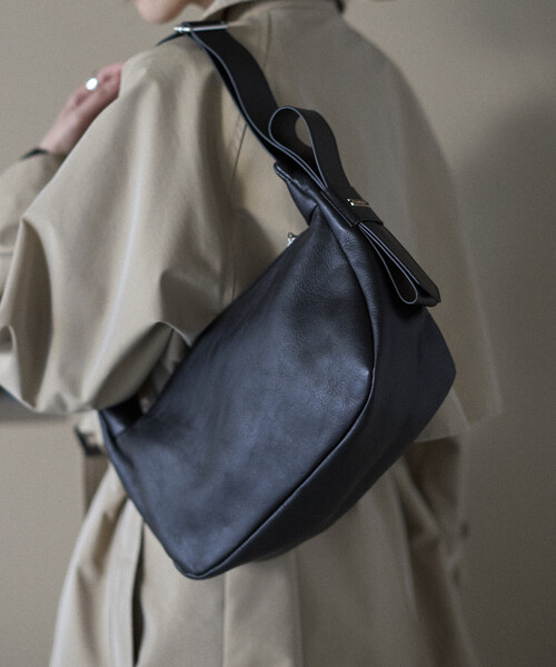 Firsthand(ファーストハンド)の「Firsthand/ファーストハンド レザー ハーフムーン ショルダーバッグ / 牛革 / 撥水レザー(ショルダーバッグ・レディース・ベージュ/ブラック・FREE)」の5枚目の写真