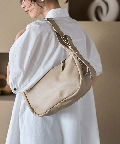 Firsthand(ファーストハンド)の「Firsthand/ファーストハンド レザー ハーフムーン ショルダーバッグ / 牛革 / 撥水レザー(ショルダーバッグ・レディース・ベージュ/ブラック・FREE)」の6枚目の写真