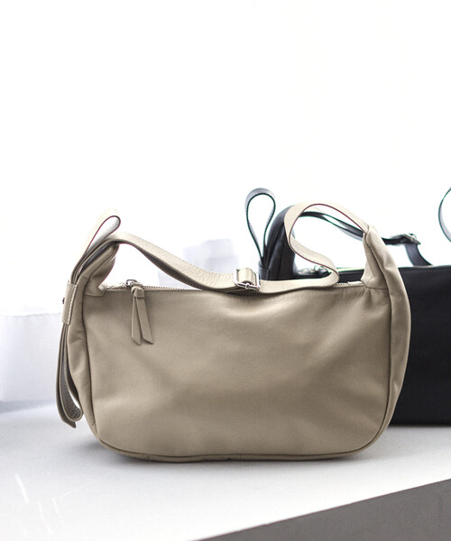 Firsthand(ファーストハンド)の「Firsthand/ファーストハンド レザー ハーフムーン ショルダーバッグ / 牛革 / 撥水レザー(ショルダーバッグ・レディース・ベージュ/ブラック・FREE)」の9枚目の写真