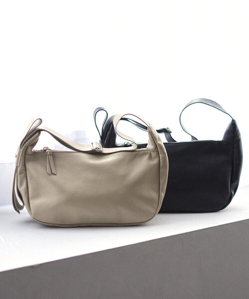 Firsthand(ファーストハンド)の「Firsthand/ファーストハンド レザー ハーフムーン ショルダーバッグ / 牛革 / 撥水レザー(ショルダーバッグ・レディース・ベージュ/ブラック・FREE)」の11枚目の写真