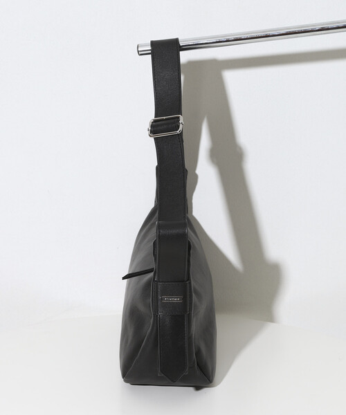 Firsthand(ファーストハンド)の「Firsthand/ファーストハンド レザー ハーフムーン ショルダーバッグ / 牛革 / 撥水レザー(ショルダーバッグ・レディース・ベージュ/ブラック・FREE)」の13枚目の写真