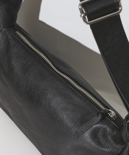 Firsthand(ファーストハンド)の「Firsthand/ファーストハンド レザー ハーフムーン ショルダーバッグ / 牛革 / 撥水レザー(ショルダーバッグ・レディース・ベージュ/ブラック・FREE)」の18枚目の写真
