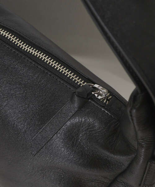 Firsthand(ファーストハンド)の「Firsthand/ファーストハンド レザー ハーフムーン ショルダーバッグ / 牛革 / 撥水レザー(ショルダーバッグ・レディース・ベージュ/ブラック・FREE)」の19枚目の写真