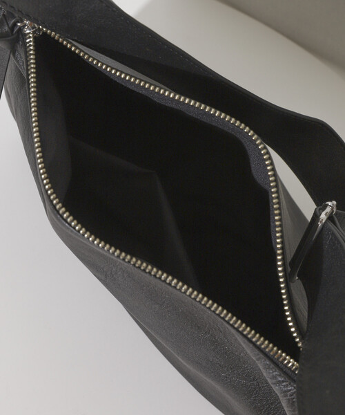 Firsthand(ファーストハンド)の「Firsthand/ファーストハンド レザー ハーフムーン ショルダーバッグ / 牛革 / 撥水レザー(ショルダーバッグ・レディース・ベージュ/ブラック・FREE)」の20枚目の写真