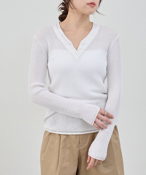 SHENERY（シーナリー）の「ヘンリーネックレイヤードニット（ニット/セーター・レディース・グレー/オフホワイト/イエロー・FREE）」の2枚目の写真