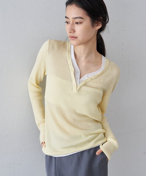 SHENERY（シーナリー）の「ヘンリーネックレイヤードニット（ニット/セーター・レディース・グレー/オフホワイト/イエロー・FREE）」の3枚目の写真