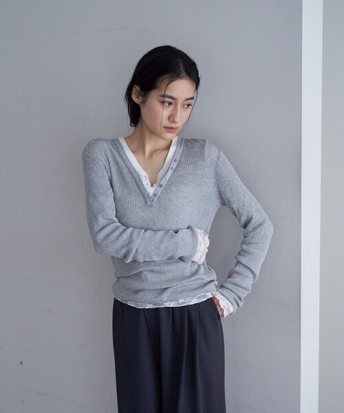 SHENERY（シーナリー）の「ヘンリーネックレイヤードニット（ニット/セーター・レディース・グレー/オフホワイト/イエロー・FREE）」の14枚目の写真