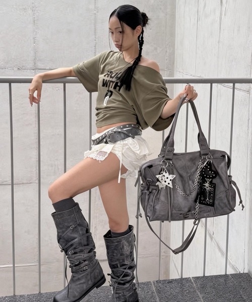 DIAVEL(ディアベル)の「【3色展開】バイカーデザインバッグ レースアップ×バックル /2WAYトートバッグ(ショルダー付き)(トートバッグ・レディース・ブラック/グレー/ピンク・F)」の5枚目の写真