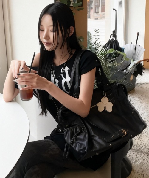 DIAVEL（ディアベル）の「【3色展開】バイカーデザインバッグ レースアップ×バックル /2WAYトートバッグ（ショルダー付き）（トートバッグ・レディース・ブラック/グレー/ピンク・F）」の14枚目の写真