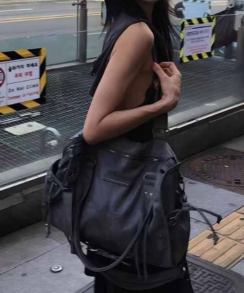 DIAVEL（ディアベル）の「【3色展開】バイカーデザインバッグ レースアップ×バックル /2WAYトートバッグ（ショルダー付き）（トートバッグ・レディース・ブラック/グレー/ピンク・F）」の18枚目の写真