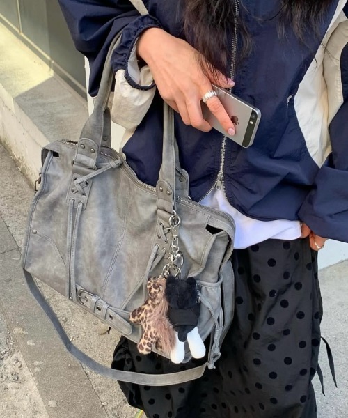 DIAVEL(ディアベル)の「【3色展開】バイカーデザインバッグ レースアップ×バックル /2WAYトートバッグ(ショルダー付き)(トートバッグ・レディース・ブラック/グレー/ピンク・F)」の7枚目の写真