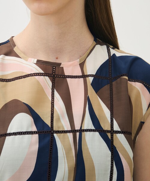 TOMORROWLAND collection（トゥモローランドコレクション）の「【WEB先行予約】アイレットウェーブプリント チュチュブラウス（シャツ/ブラウス・レディース・ベージュ系その他/グリーン系その他・36）」の7枚目の写真