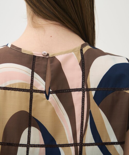 TOMORROWLAND collection（トゥモローランドコレクション）の「【WEB先行予約】アイレットウェーブプリント チュチュブラウス（シャツ/ブラウス・レディース・ベージュ系その他/グリーン系その他・36）」の8枚目の写真