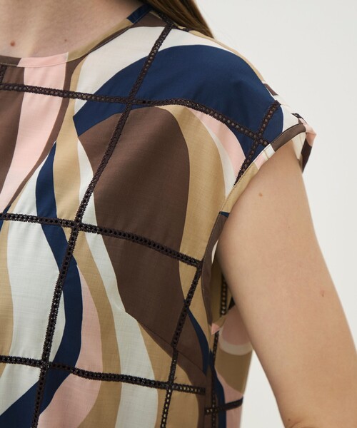 TOMORROWLAND collection（トゥモローランドコレクション）の「【WEB先行予約】アイレットウェーブプリント チュチュブラウス（シャツ/ブラウス・レディース・ベージュ系その他/グリーン系その他・36）」の9枚目の写真