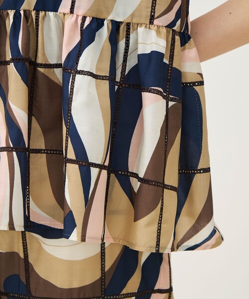 TOMORROWLAND collection（トゥモローランドコレクション）の「【WEB先行予約】アイレットウェーブプリント チュチュブラウス（シャツ/ブラウス・レディース・ベージュ系その他/グリーン系その他・36）」の10枚目の写真