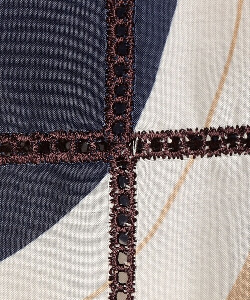 TOMORROWLAND collection（トゥモローランドコレクション）の「【WEB先行予約】アイレットウェーブプリント チュチュブラウス（シャツ/ブラウス・レディース・ベージュ系その他/グリーン系その他・36）」の11枚目の写真