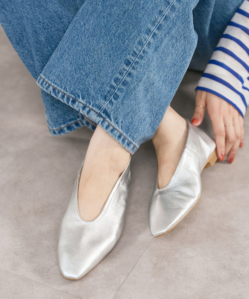 Spick & Span(スピックアンドスパン)の「《WEB限定サイズあり / 追加》Spick & Span ポインテッドフラット(その他シューズ・レディース・ブラック/ベージュ/シルバー・38/37/36/35)」の3枚目の写真