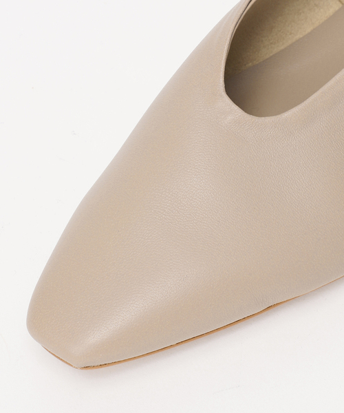 Spick & Span（スピックアンドスパン）の「《WEB限定サイズあり / 追加》Spick & Span ポインテッドフラット（その他シューズ・レディース・ブラック/ベージュ・38/37/36/35）」の16枚目の写真