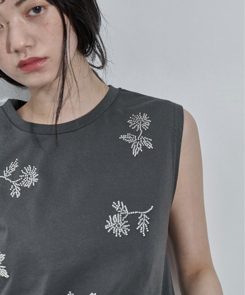 THE YOn(ザヨン)の「フラワービーズ刺繍ノースリT(Tシャツ/カットソー・レディース・チャコールグレー/アイボリー・FREE)」の1枚目の写真