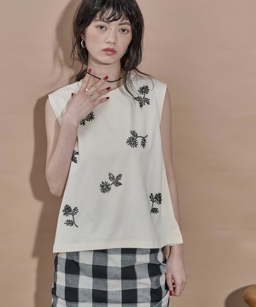 THE YOn(ザヨン)の「フラワービーズ刺繍ノースリT(Tシャツ/カットソー・レディース・チャコールグレー/アイボリー・FREE)」の2枚目の写真