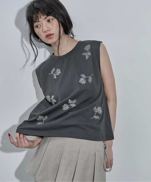 THE YOn(ザヨン)の「フラワービーズ刺繍ノースリT(Tシャツ/カットソー・レディース・チャコールグレー/アイボリー・FREE)」の6枚目の写真