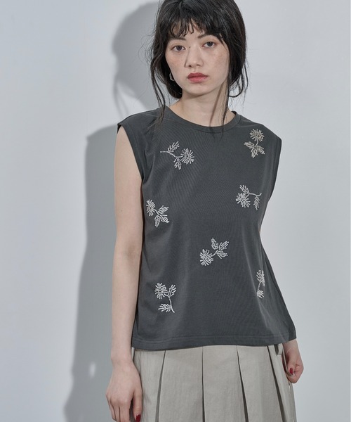 THE YOn(ザヨン)の「フラワービーズ刺繍ノースリT(Tシャツ/カットソー・レディース・チャコールグレー/アイボリー・FREE)」の5枚目の写真