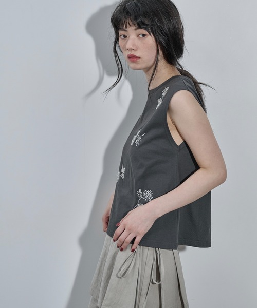 THE YOn(ザヨン)の「フラワービーズ刺繍ノースリT(Tシャツ/カットソー・レディース・チャコールグレー/アイボリー・FREE)」の10枚目の写真