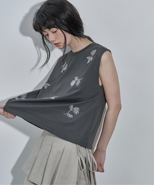 THE YOn(ザヨン)の「フラワービーズ刺繍ノースリT(Tシャツ/カットソー・レディース・チャコールグレー/アイボリー・FREE)」の9枚目の写真