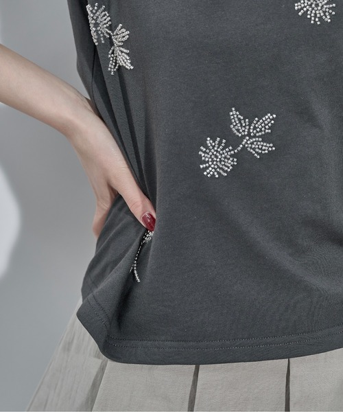 THE YOn(ザヨン)の「フラワービーズ刺繍ノースリT(Tシャツ/カットソー・レディース・チャコールグレー/アイボリー・FREE)」の12枚目の写真