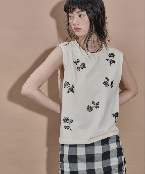 THE YOn(ザヨン)の「フラワービーズ刺繍ノースリT(Tシャツ/カットソー・レディース・チャコールグレー/アイボリー・FREE)」の19枚目の写真