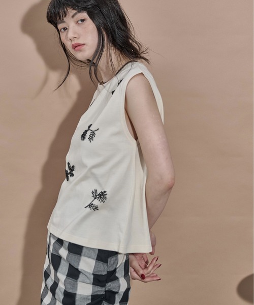 THE YOn(ザヨン)の「フラワービーズ刺繍ノースリT(Tシャツ/カットソー・レディース・チャコールグレー/アイボリー・FREE)」の21枚目の写真