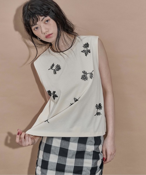 THE YOn(ザヨン)の「フラワービーズ刺繍ノースリT(Tシャツ/カットソー・レディース・チャコールグレー/アイボリー・FREE)」の20枚目の写真