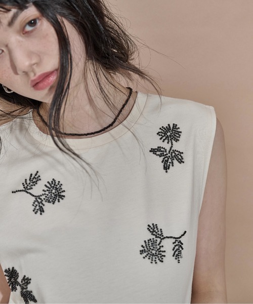 THE YOn(ザヨン)の「フラワービーズ刺繍ノースリT(Tシャツ/カットソー・レディース・チャコールグレー/アイボリー・FREE)」の22枚目の写真