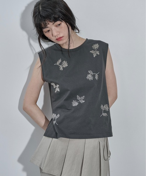 THE YOn(ザヨン)の「フラワービーズ刺繍ノースリT(Tシャツ/カットソー・レディース・チャコールグレー/アイボリー・FREE)」の7枚目の写真