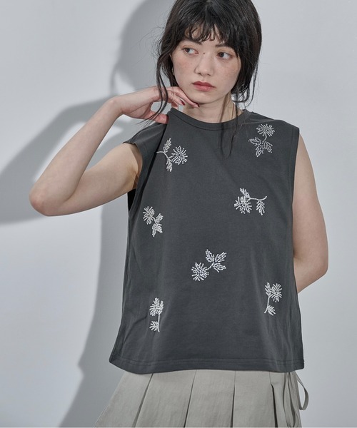 THE YOn(ザヨン)の「フラワービーズ刺繍ノースリT(Tシャツ/カットソー・レディース・チャコールグレー/アイボリー・FREE)」の8枚目の写真